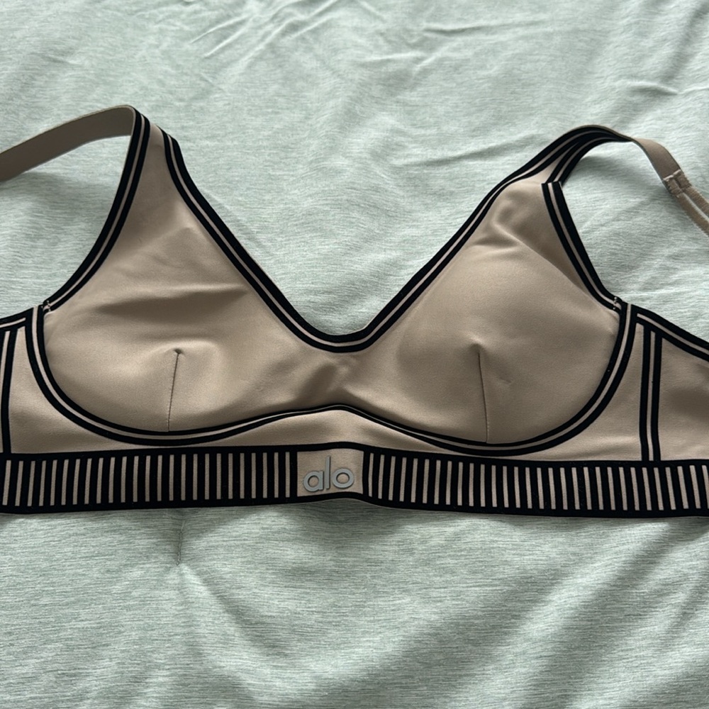 Alo Yoga Tab Workout Set. Never Worn - Picture 4 of 10